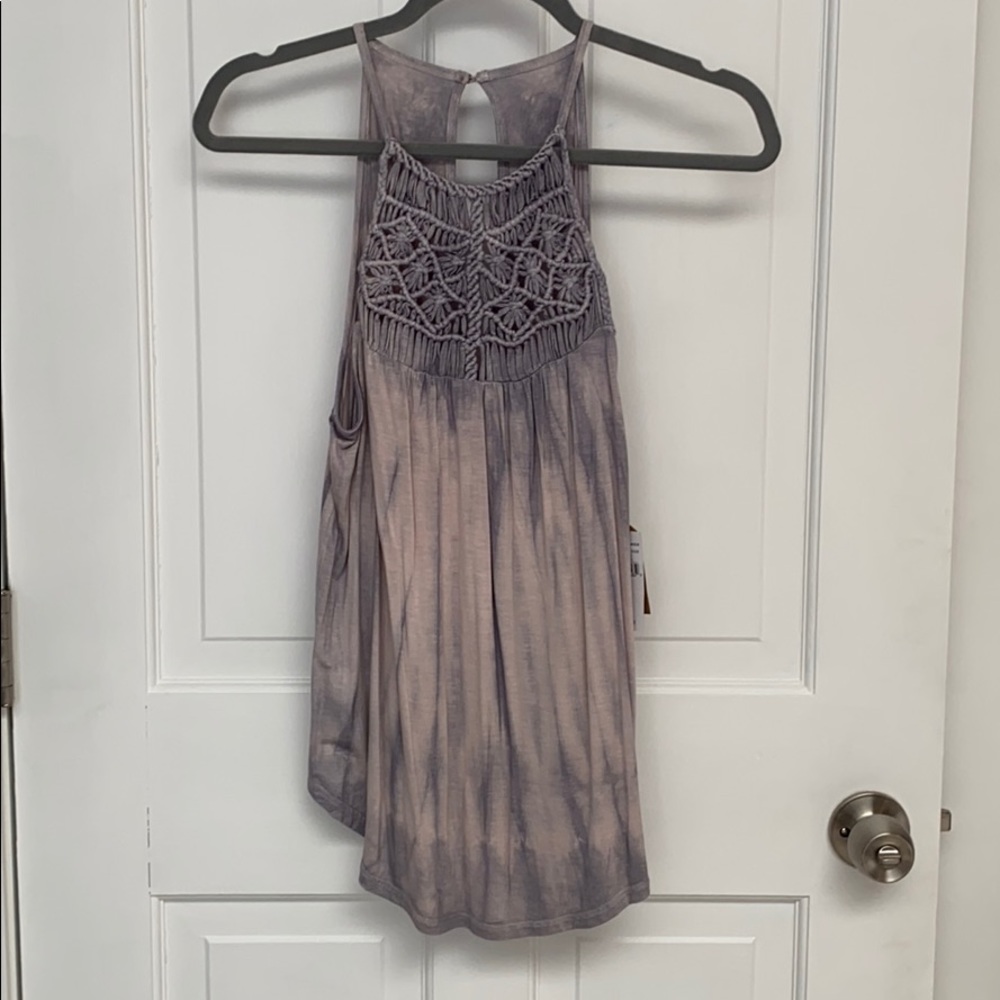 Tie she tank top!